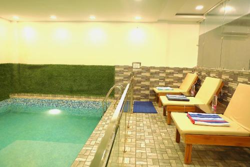 Hotel Shreya Galaxy with Swimming Pool- Best Property in Haridwar tesisinde veya buraya yakın yüzme havuzu