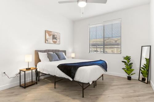 Ένα ή περισσότερα κρεβάτια σε δωμάτιο στο CozySuites Glendale by the stadium with pool 17