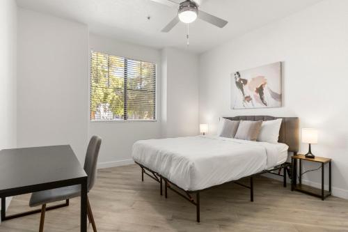 Ένα ή περισσότερα κρεβάτια σε δωμάτιο στο CozySuites Glendale by the stadium with pool 17