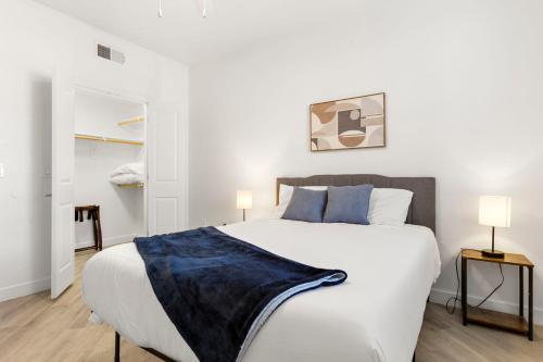 Ένα ή περισσότερα κρεβάτια σε δωμάτιο στο CozySuites Glendale by the stadium with pool 17
