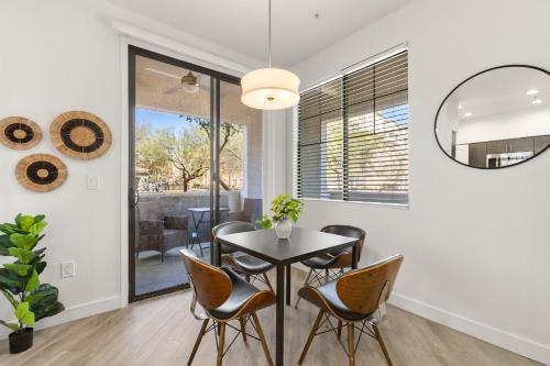 Φωτογραφία από το άλμπουμ του CozySuites Glendale by the stadium with pool 17 σε Γκλέντεϊλ