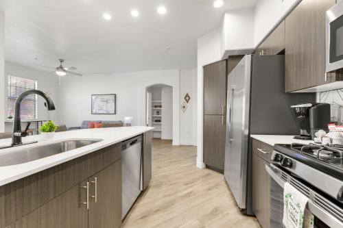Η κουζίνα ή μικρή κουζίνα στο CozySuites Glendale by the stadium with pool 17