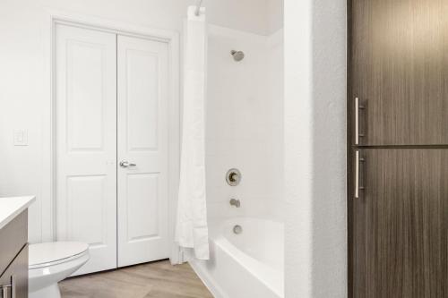 Φωτογραφία από το άλμπουμ του CozySuites Glendale by the stadium with pool 17 σε Γκλέντεϊλ