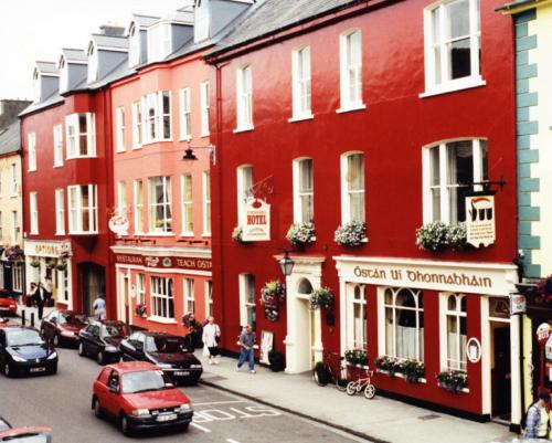 un grupo de edificios rojos en una calle de la ciudad en O Donovans Hotel, en Clonakilty