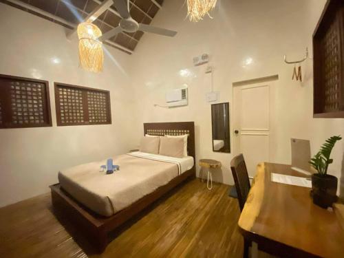 sypialnia z łóżkiem, stołem i sufitem w obiekcie 11th Earth Farm and Resort w mieście Nabua