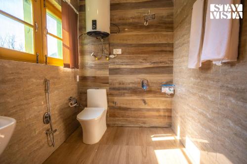 La salle de bains est pourvue de toilettes et d'un lavabo. dans l'établissement StayVista at The Dewan Bagh, à Srinagar