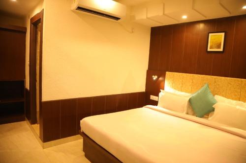 Hotel Ganga Aatitheyamにあるベッド