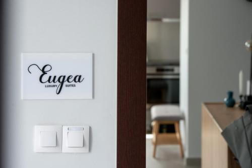 una porta con un cartello che legge centri di terapia angelica di eugea apartments a Città di Lefkada