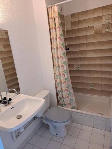 une salle de bain avec un lavabo, des toilettes et une douche dans l'établissement La Brigantine 592, Superbe vue pour ce T2 avec piscine., au Cap d'Agde