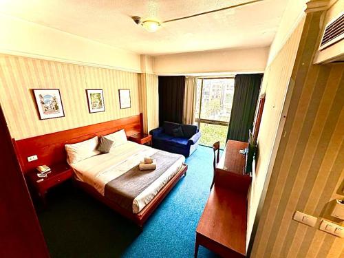 貝魯特的住宿－凱撒公園酒店，配有一张床和一把椅子的酒店客房