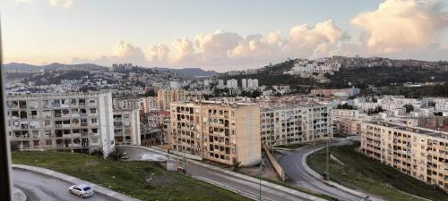 uma vista aérea de uma cidade com edifícios e carros em Marcello em Skikda