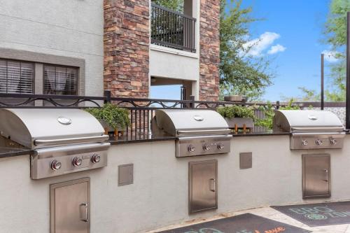 Φωτογραφία από το άλμπουμ του CozySuites Glendale by the stadium with pool 12 σε Γκλέντεϊλ