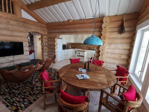 凡戴倫的住宿－Vemdalsskalets Gräddhylla，客厅配有木桌和椅子