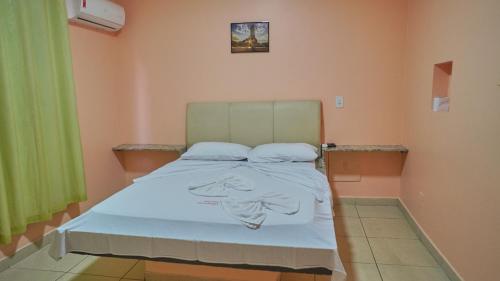 Säng eller sängar i ett rum på Hotel Goiânia Executive