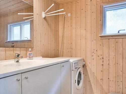 Et badeværelse på Holiday home Nexø IX