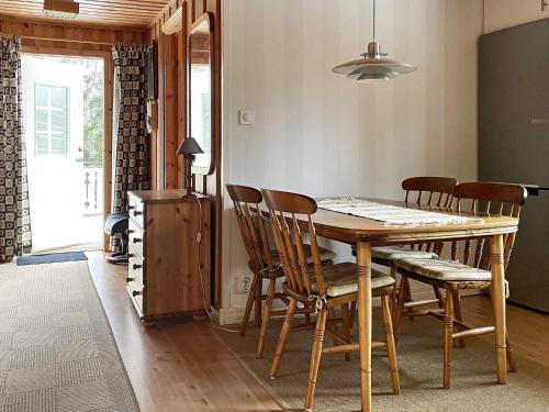 comedor con mesa de madera y sillas en Holiday home GRISSLEHAMN XV, en Grisslehamn