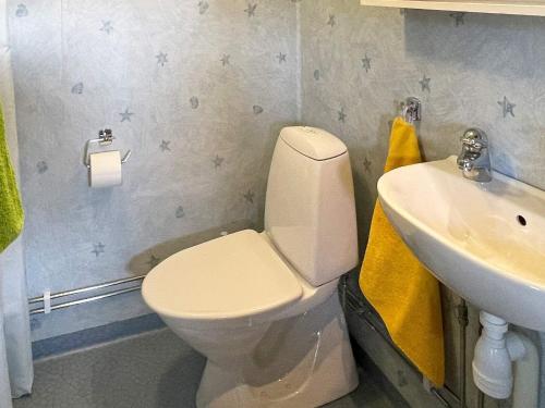 Holiday home Ronneby XV في رونيبي: حمام به مرحاض أبيض ومغسلة