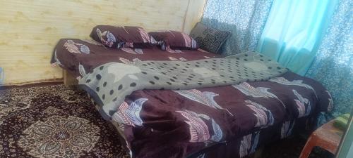 1 dormitorio con 2 camas y almohadas en Magical Tribe Malana, en Malāna