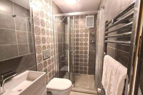 y baño con ducha, aseo y lavamanos. en Social House MIL, en Estambul
