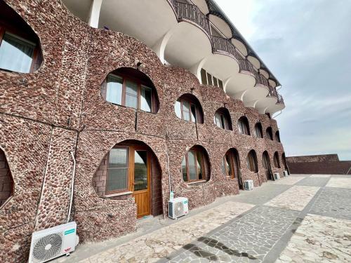 エレバンにあるThe Hill Guesthouseの大きなレンガ造りの建物