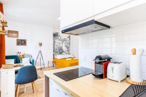 une cuisine avec un comptoir et une chambre avec un lit dans l'établissement Charm and Convenience in Quatier Latin, à Paris