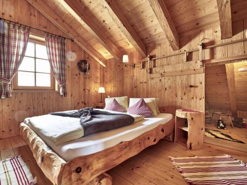 1 dormitorio con 1 cama en una cabaña de madera en at Haldensee Modern retreat en Grän