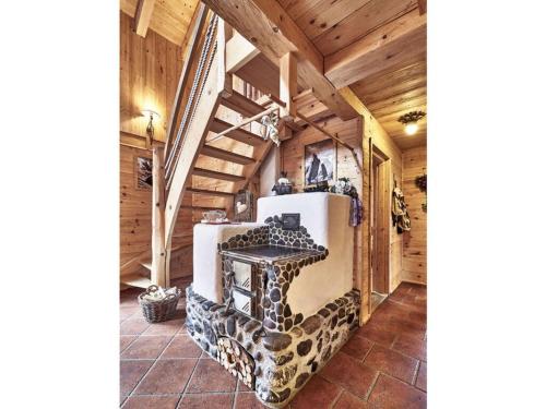 une chambre avec une cheminée dans une maison en bois dans l'établissement at Haldensee Modern retreat, à Grän