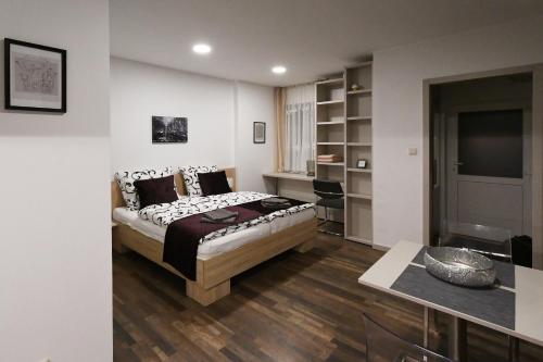una camera con letto e scrivania di Nice Home Apartment 2 ad Abda