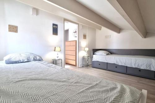 Una cama o camas en una habitación de Chez Laura et Benjamin ! Maison à la plage climatisée