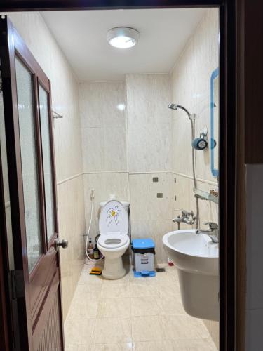 La salle de bains est pourvue de toilettes et d'un lavabo. dans l'établissement Khách sạn Sài Gòn, à Hô-Chi-Minh-Ville