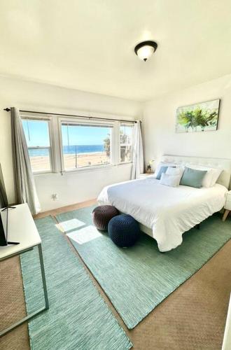 um quarto com uma cama e vista para o oceano em Oceanfront Condo with Private Deck & Endless Views em Los Angeles