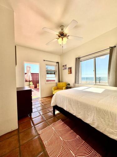 um quarto com uma cama e uma ventoinha de tecto em Oceanfront Condo with Private Deck & Endless Views em Los Angeles