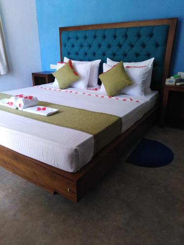 Postel nebo postele na pokoji v ubytování Darshana Beach Hotel