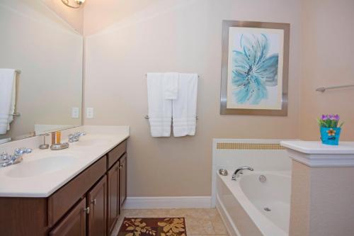 Un baño de Solterra Resort 5 Bedroom Vacation Home with Pool 1604