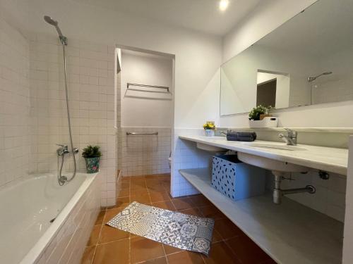 La salle de bains est pourvue d'une baignoire, d'un lavabo et d'une douche. dans l'établissement Arc De Triumph Rooms, à Barcelone
