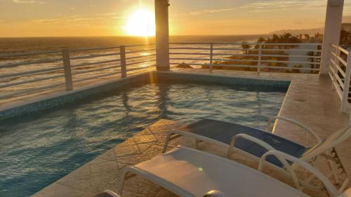 bañera de hidromasaje en un balcón con vistas al océano en Condominio Aeromar en Acapulco