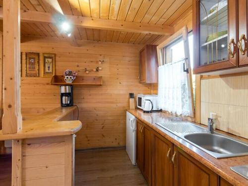 een keuken met een aanrecht en een wastafel in een huisje bij Holiday house for 4 people, Jaros awiec in Jarosławiec