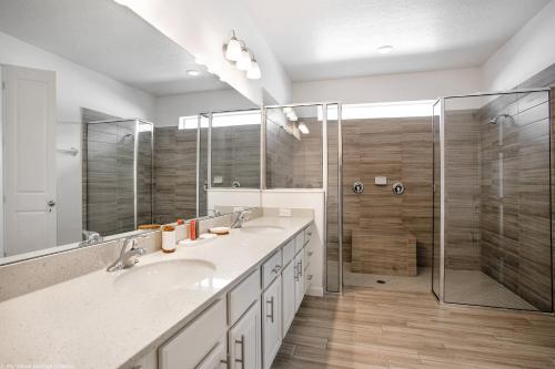un baño con dos lavabos y una ducha en Sonoma Resort 7 Bedroom Vacation Home with Pool 1849, en Kissimmee