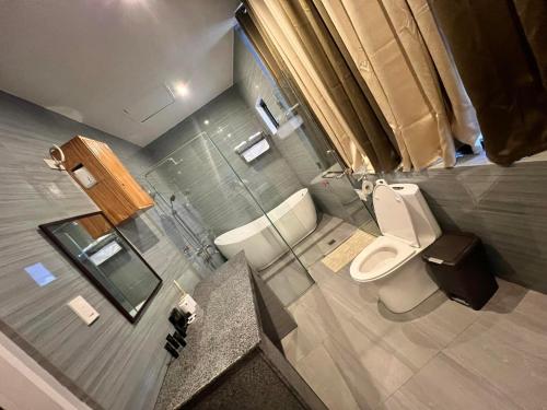 Elle offre une vue sur la salle de bains pourvue d'une douche et de toilettes. dans l'établissement Raim Hotel, à Pagadian