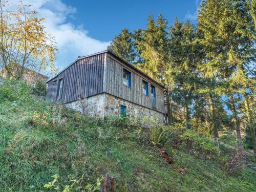 GüntersbergeにあるComely Holiday Home in G ntersberge near Forestの丘の上に座る家
