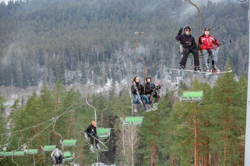 a group of people riding on a ski lift at Kempings Ozolkalns in Cēsis