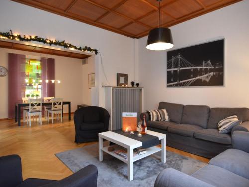ein Wohnzimmer mit einem Sofa und einem Tisch in der Unterkunft Spacious apartment in Weser Uplands with garden in Bad Pyrmont