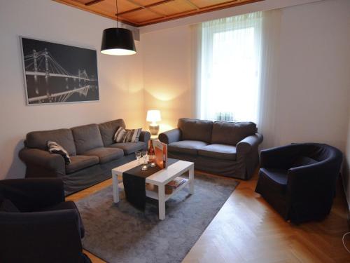 ein Wohnzimmer mit 2 Sofas und einem Couchtisch in der Unterkunft Spacious apartment in Weser Uplands with garden in Bad Pyrmont