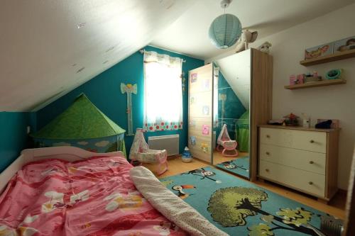 sypialnia dla dzieci z łóżkiem i łóżeczkiem dziecięcym w obiekcie Maison entre lac et montagne w mieście Prunières