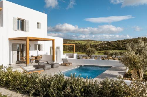 Bazén v ubytování P square Luxury villas Naxos nebo v jeho okolí