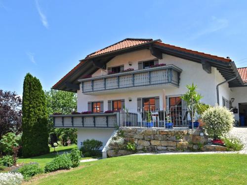 Casa blanca grande con balcón en Beautiful apartment in the Bavarian Forest with balcony and whirlpool tub en Waldkirchen