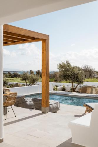 Bazén v ubytování P square Luxury villas Naxos nebo v jeho okolí