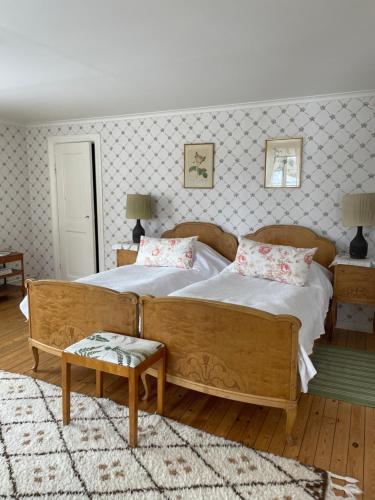 - une chambre avec un grand lit et un canapé dans l'établissement Moholms Herrgård, à Moholm
