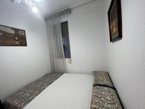 1 dormitorio pequeño con 1 cama en una habitación en Habitación doble junto a la playa, en Valencia