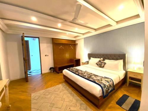 ein Schlafzimmer mit einem großen Bett in einem Zimmer in der Unterkunft The Sapling Manor in Masuri